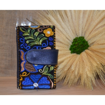 Portfel mały skórzany ciemnoniebieski z kwiatowym kolorowym haftem .